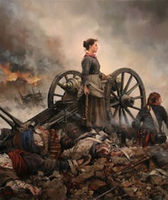 Una mujer vestida de época en medio de un paisaje de guerra, con una carreta abandonada detrás de ella.