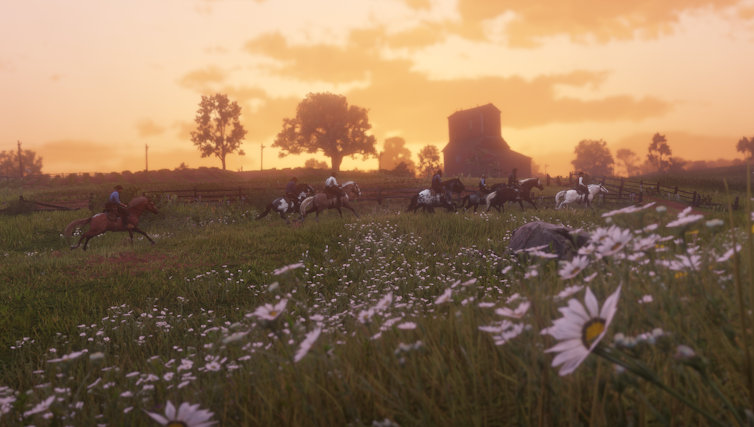 Imagen de unos vaqueros cabalgando al fondo de una pradera, silueteándose contra el atardecer.