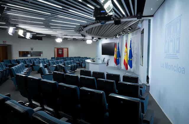 Sala de prensa de la Moncloa vacía.