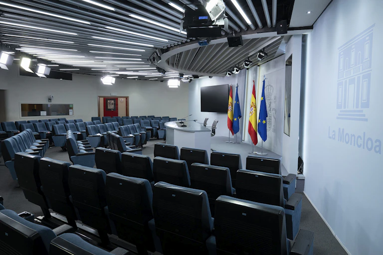Sala de prensa de la Moncloa vacía.