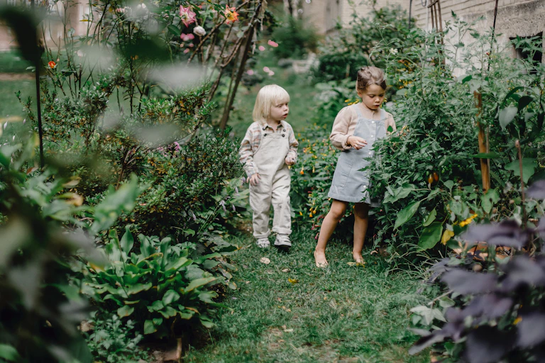 Enfants dans un jardin
