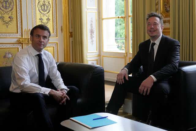 Elon Musk et Macron assis sur de canapés de l'Elysée
