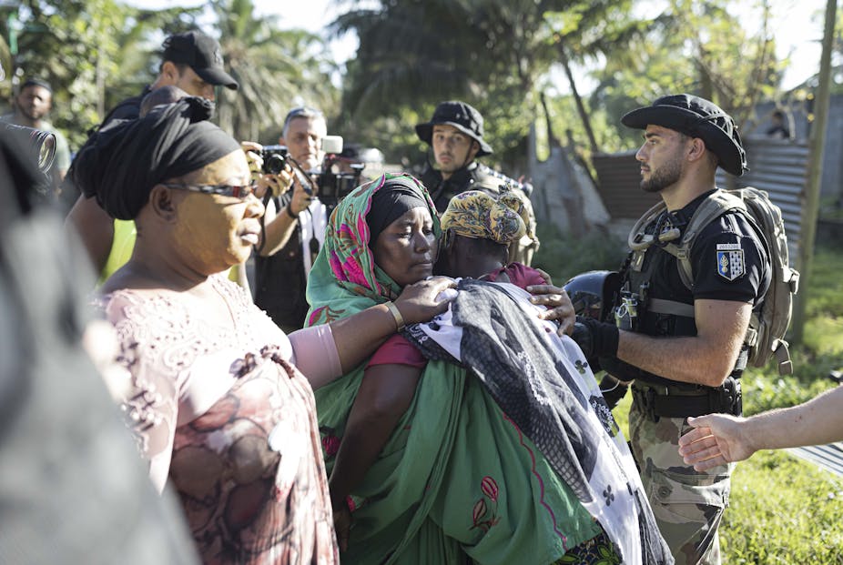 Des personnes réagissent lors de la démolition d'un campement informel à Langoni, Mamoudzou, sur l'île de Mayotte, le 27 avril 2023.