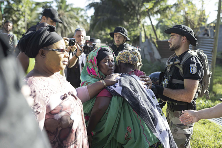 Des personnes réagissent lors de la démolition d'un campement informel à Langoni, Mamoudzou, sur l'île de Mayotte, le 27 avril 2023.