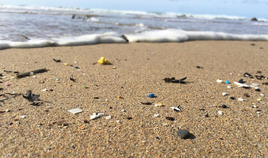 Débris de micro-plastiques sur une plage du Finistère. On estime que plus de 220 millions de tonnes de plastique sont produites chaque année. On estime que les déchets plastiques (macro, micro et nano) causent le décès de plus d'un million d'oiseaux marins et 100 000 mammifères marins chaque année.