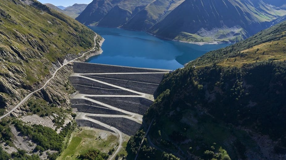 Barrage hydroélectrique retenant un lac de montagne.