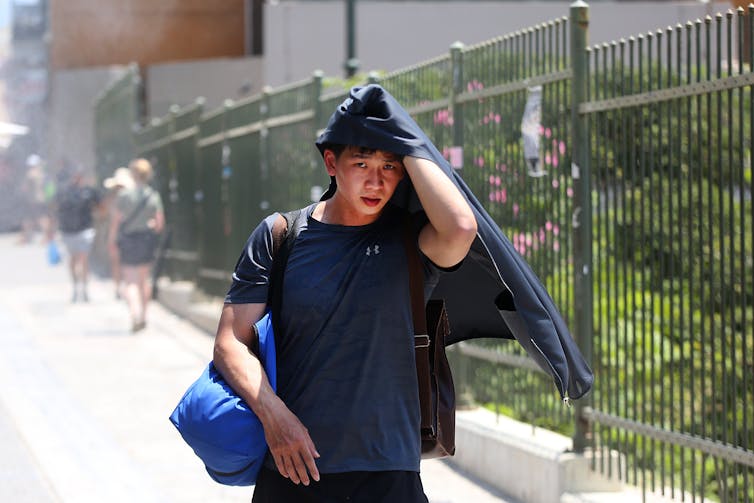 Jovem lutando no calor em Atenas