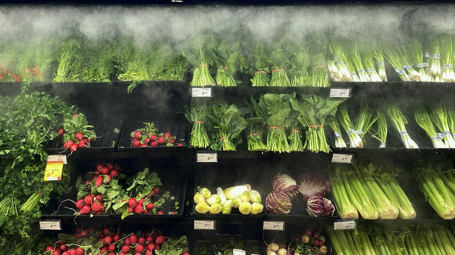 Un présentoir des légumes à l'épicerie.