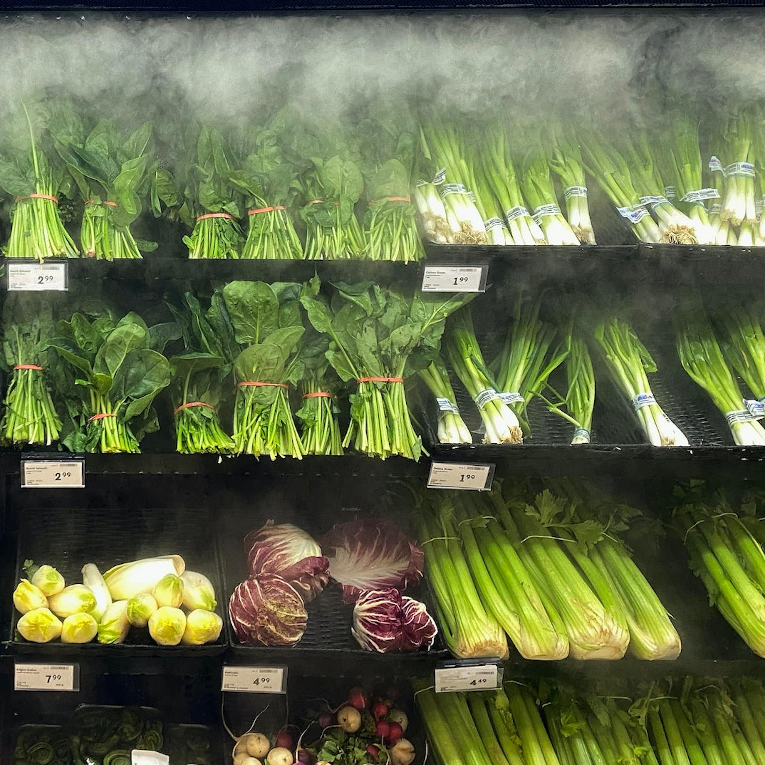 Un présentoir des légumes à l'épicerie.