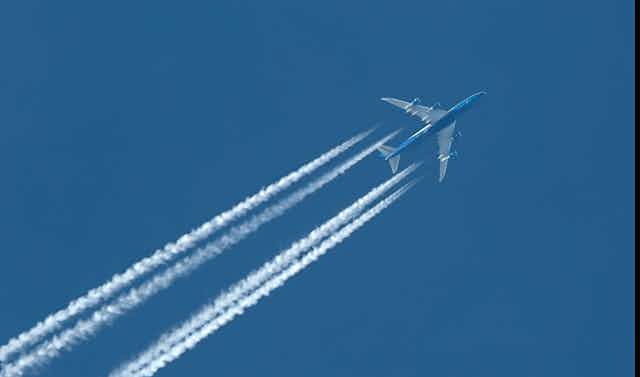 Avión volando sobre cielo azul.