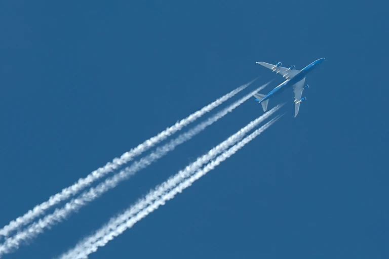 Avión volando sobre cielo azul.