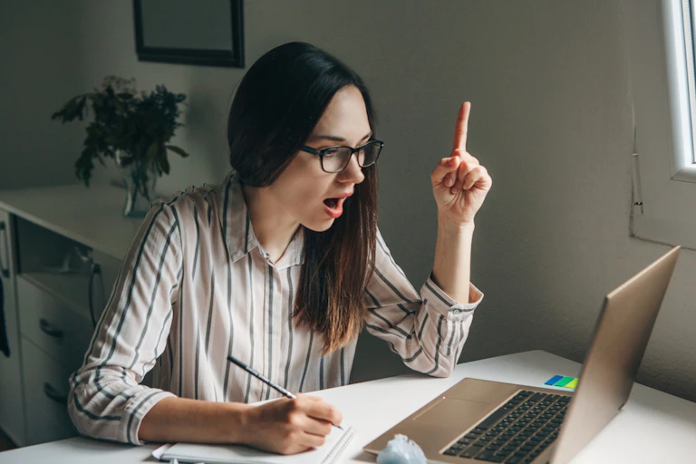 jeune femme a une bonne idée en travaillant
