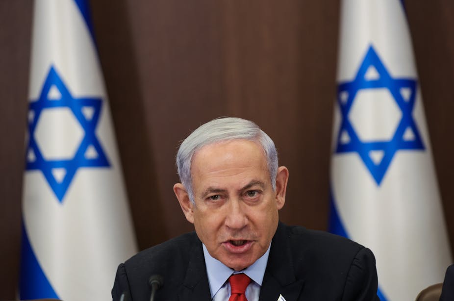 Benjamin Netanyahou devant deux drapeaux israéliens