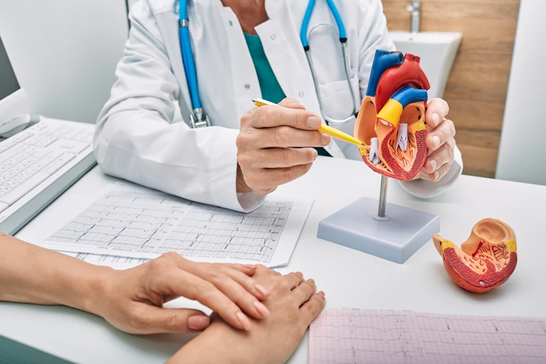 cardiologue explique quelque chose à son patient