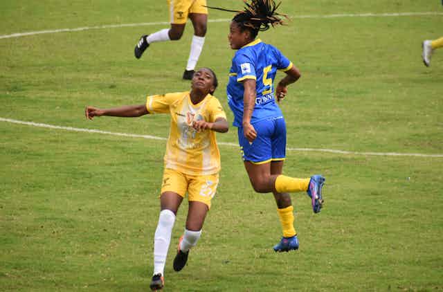 Deux footballeuses camerounaises s'affrontent lors d'un championnat 