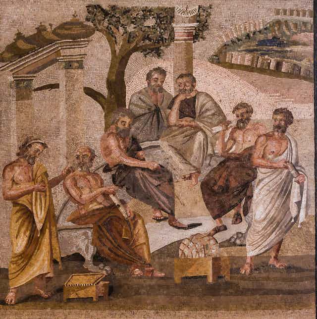 Mosaico en el que se representa a varios hombres sentados en grupo y charlando.