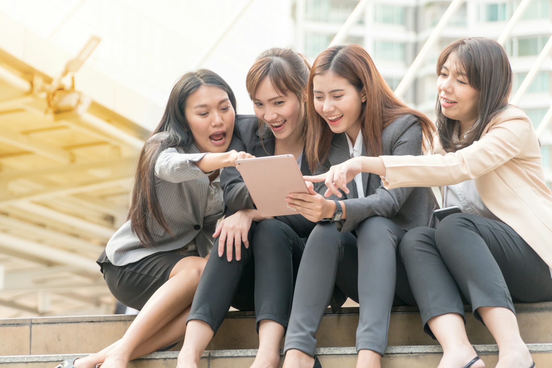 Perlukah kita berteman dengan kolega di kantor? Ini kata riset