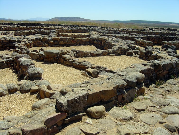 Vista de las ruinas de Numancia hacia el sudeste, se ve el arranque de los muros y alguna columna.