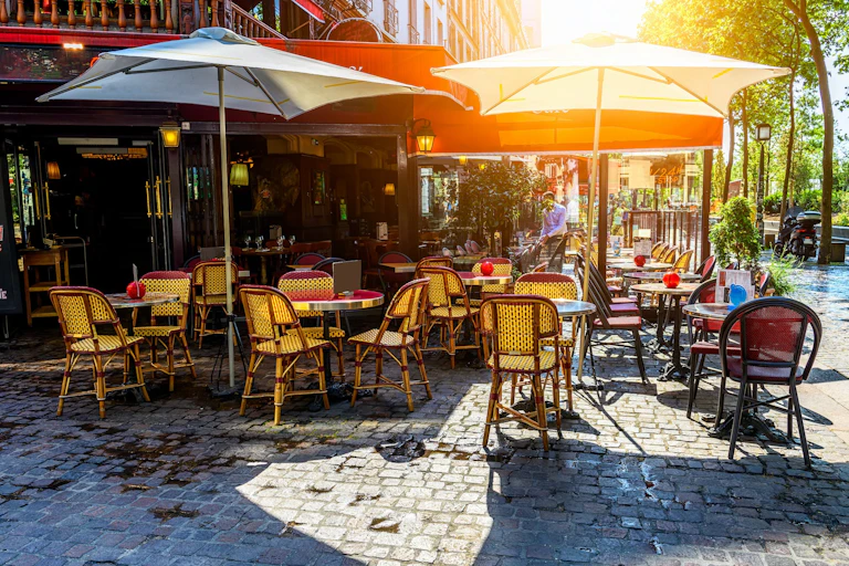 Cafetería con terraza.