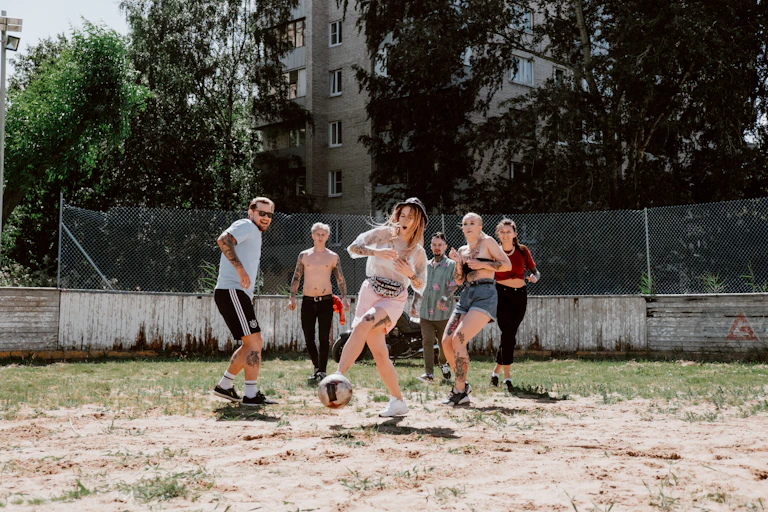 Des jeunes jouent au ballon