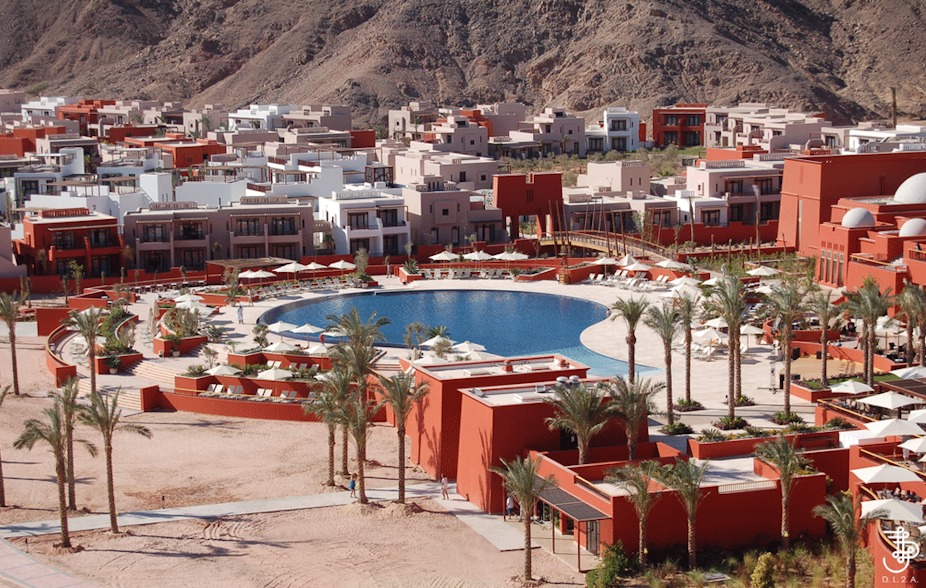 Un hotel-club en Egypte, avec palmiers et grande piscine