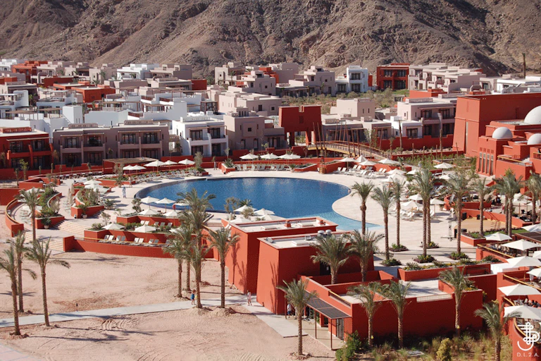 Un hotel-club en Egypte, avec palmiers et grande piscine