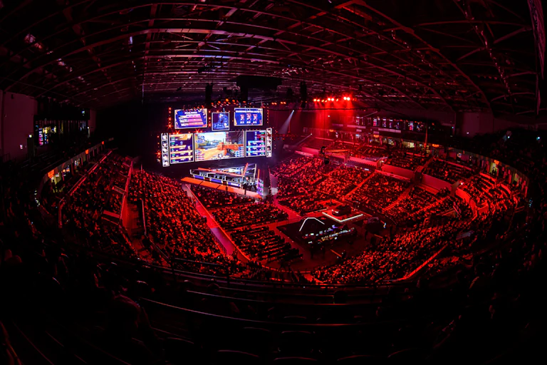 Evento multitudinario de eSports en un polideportivo.