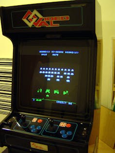 Videojuego de arcade con una pantalla con marcianitos pixelados.