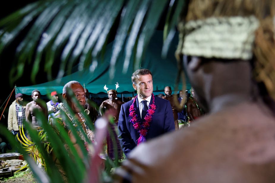 Emmanuel Macron lors de son déplacement au Vanuatu le 27 juillet 2023 (festival d'art mélanésien à Port Vila).