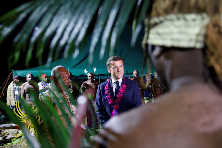Emmanuel Macron lors de son déplacement au Vanuatu le 27 juillet 2023 (festival d'art mélanésien à Port Vila).