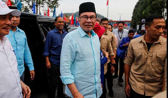 Anwar Ibrahim surrounded by people
