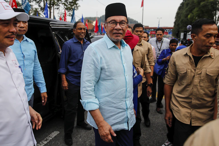Anwar Ibrahim surrounded by people