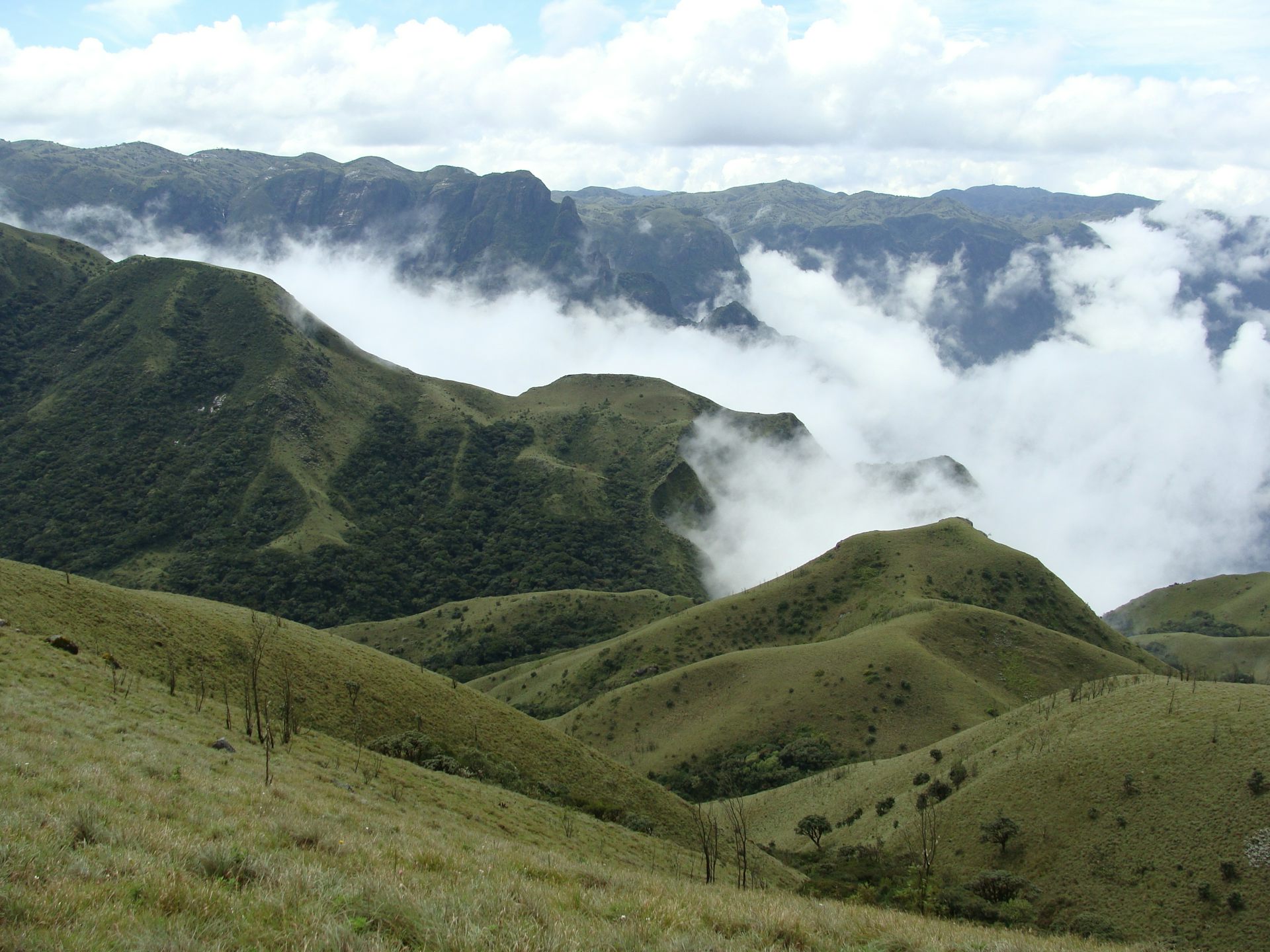 Montanhas com um banco de nuvens à distância.