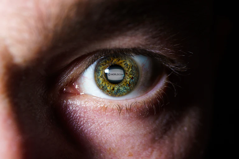 Iris con la imagen de WorldCoin