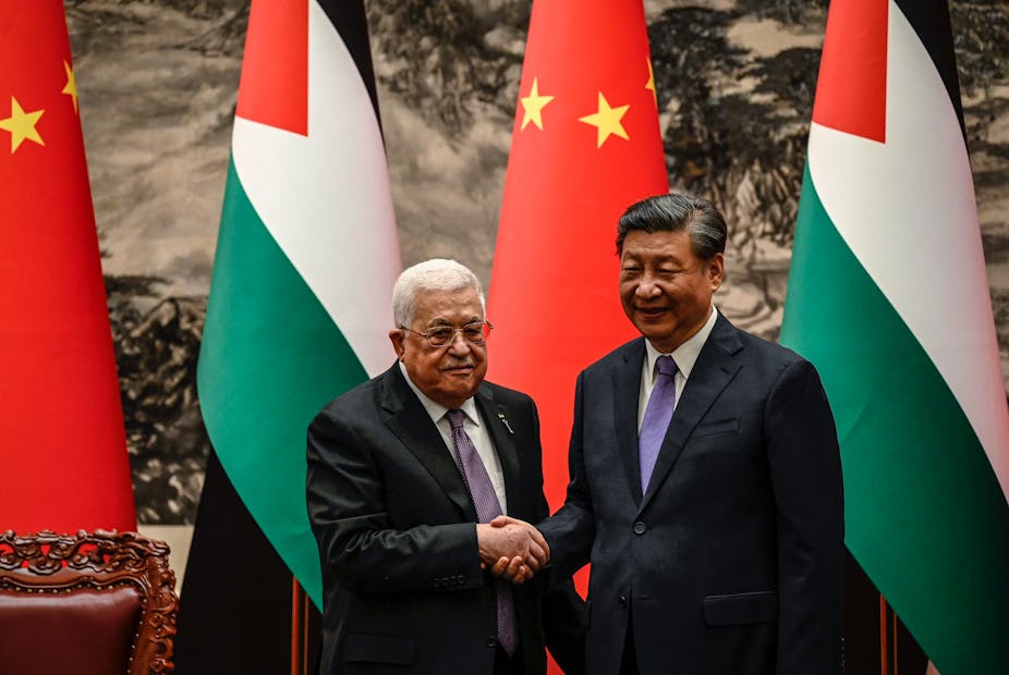 Xi Jinping serre la main de Mahmoud Abbas