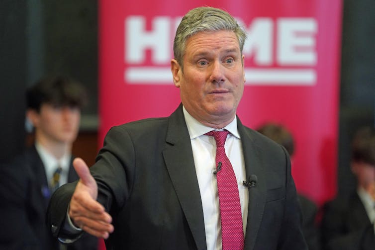 Keir Starmer fazendo um discurso.