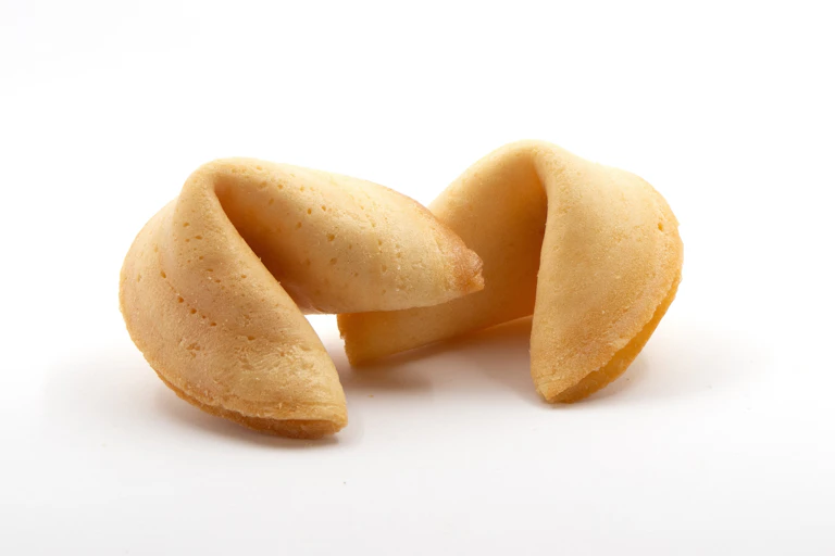 Dos galletas de la suerte chinas.