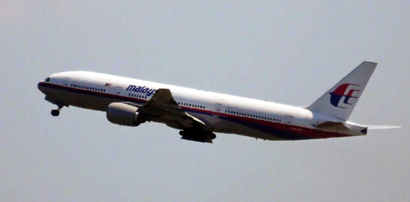 Who handles the investigation on downed flight mh17?