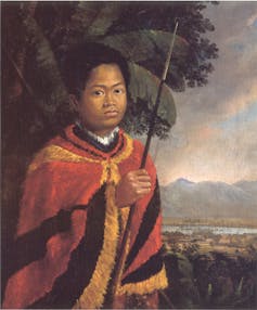 Pintura de un joven con una capa roja, sosteniendo un bastón.