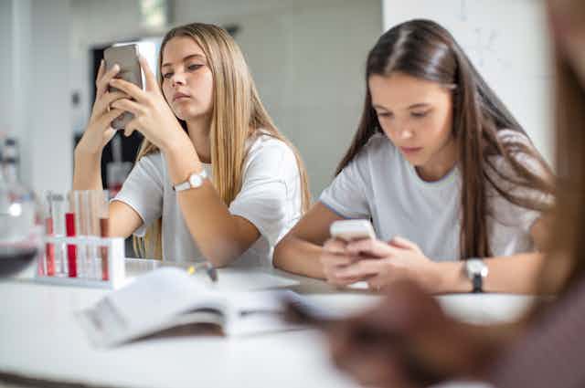 banning of cellphones in school argumentative essay
