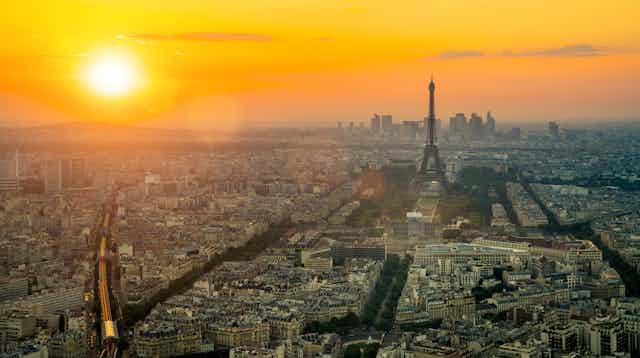 Panorama de Paris, avec la tour Eiffel sous un soleil brûlant 