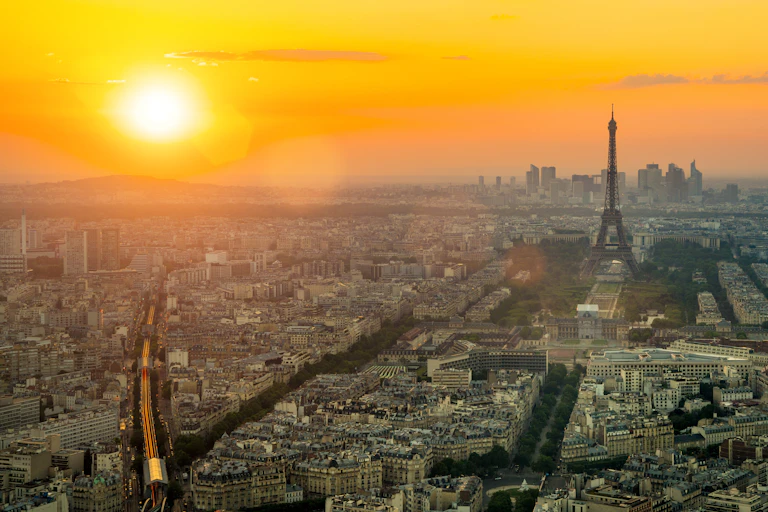 Panorama de Paris, avec la tour Eiffel sous un soleil brûlant