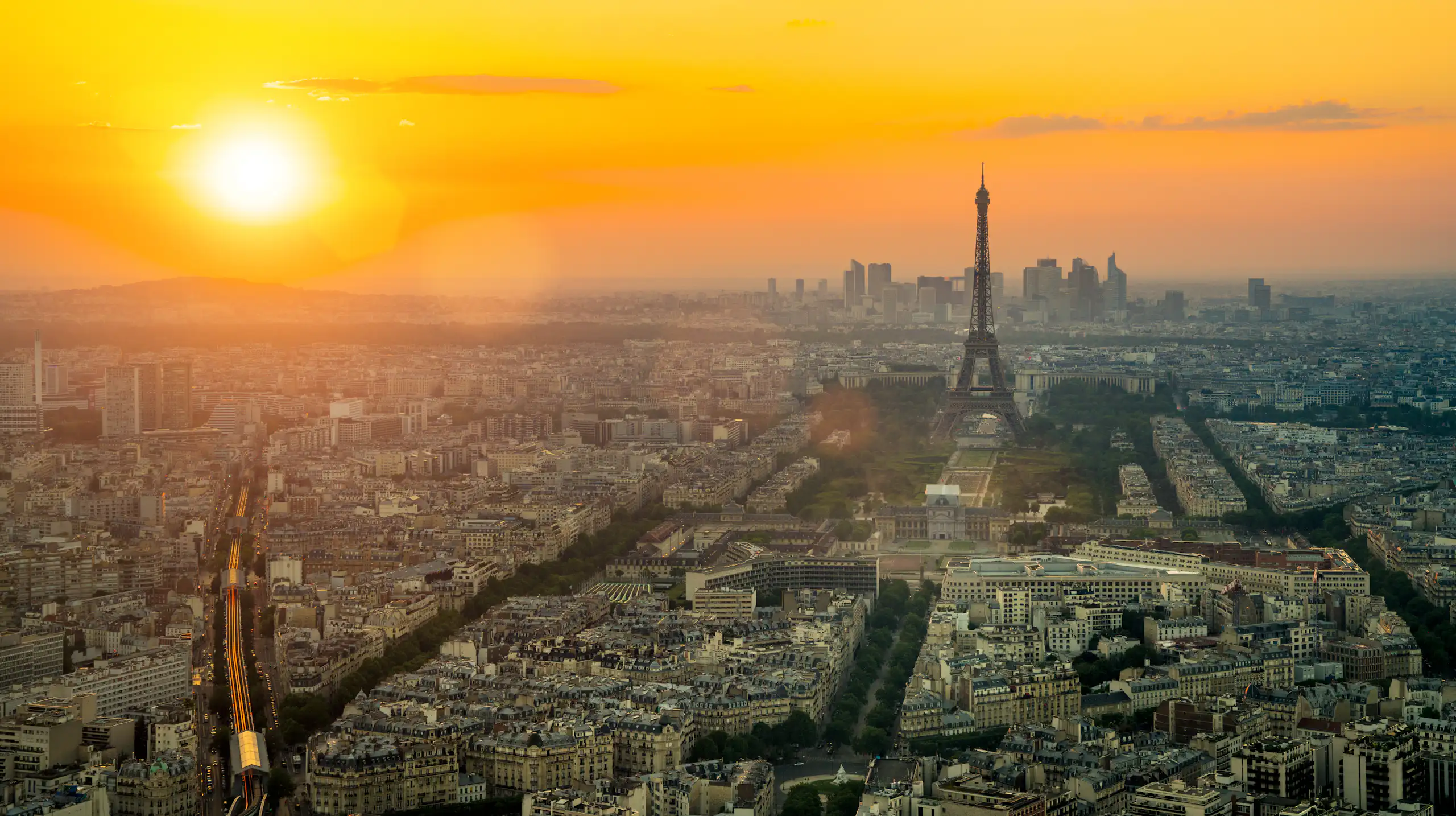 Panorama de Paris, avec la tour Eiffel sous un soleil brûlant