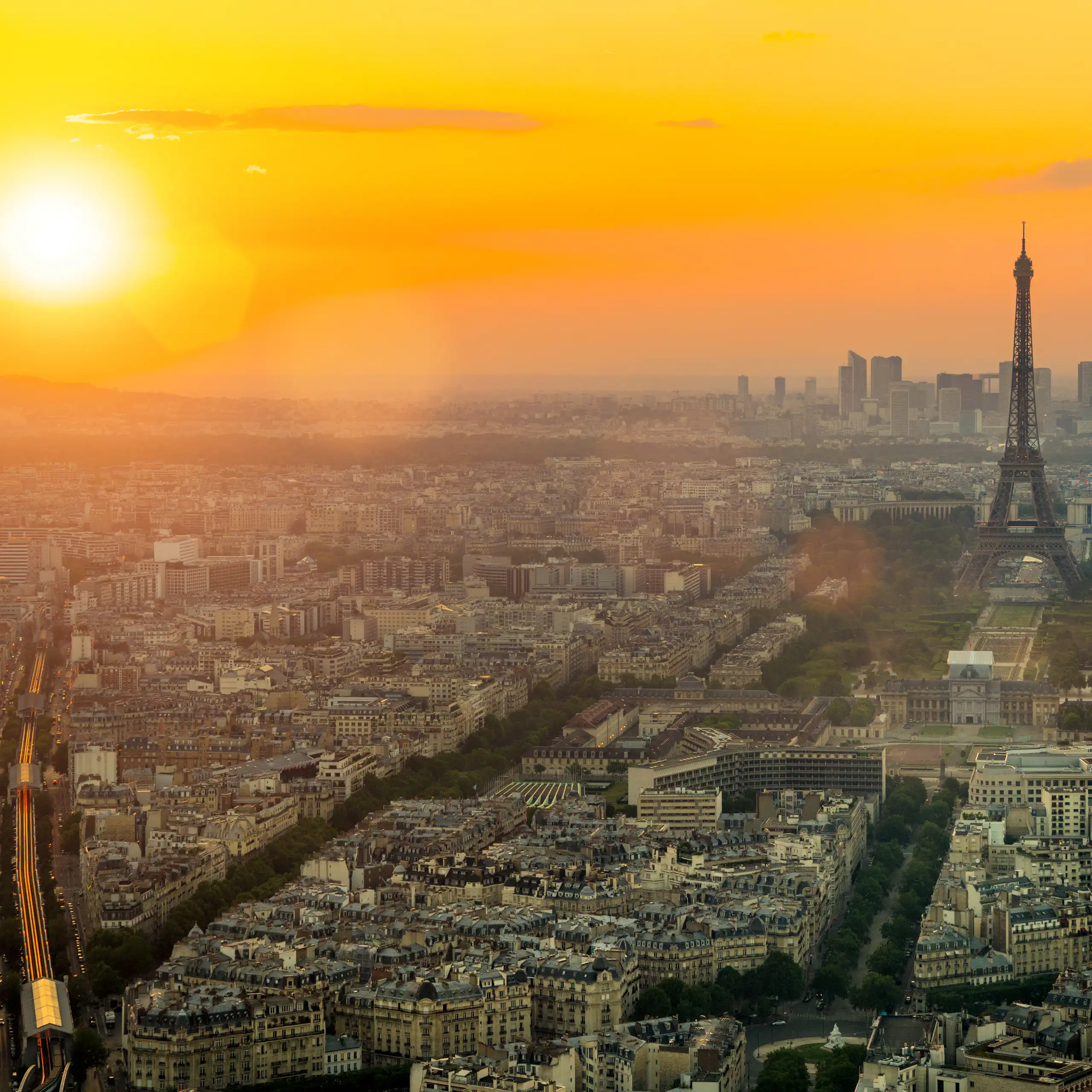 Panorama de Paris, avec la tour Eiffel sous un soleil brûlant