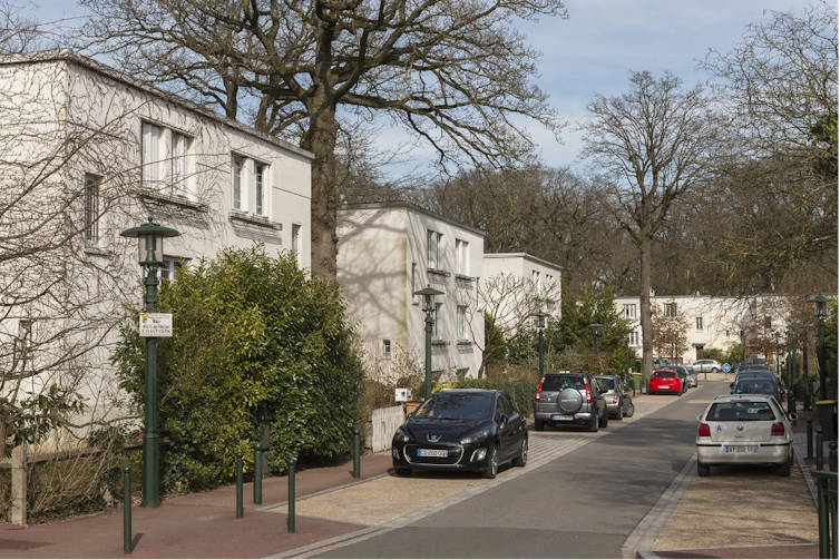 The garden city of Payret-Dortail in Plessis-Robinson: built in the 1920s, it mixes small collectives and pavilions, separated by gardens and tree-lined streets