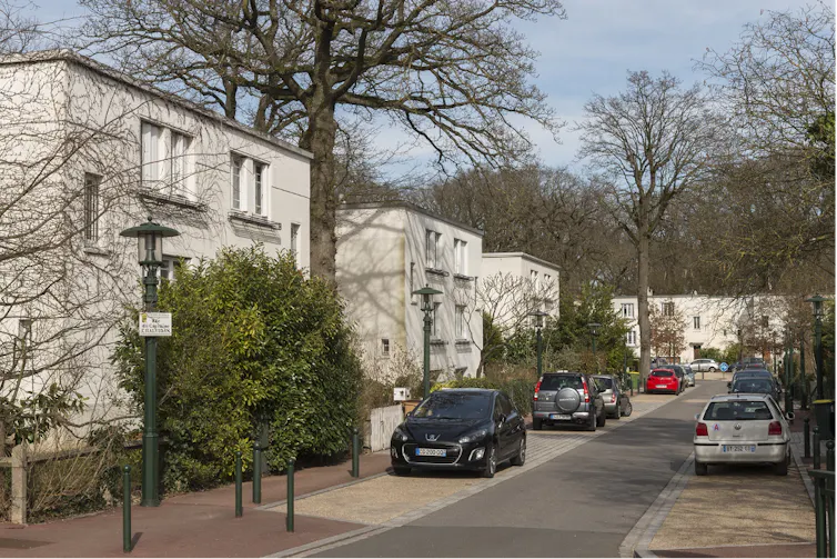 La cité jardin de Payret-Dortail au Plessis-Robinson : construite dans les années 1920, elle mêle petits collectifs et pavillons, séparés par des jardins et des rues arborées