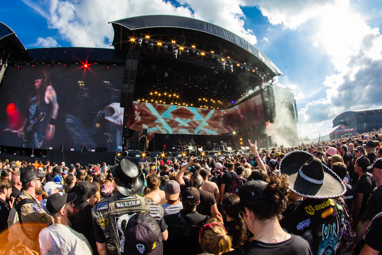 Des festivaliers devant un concert lors du Hellfest en 2019.