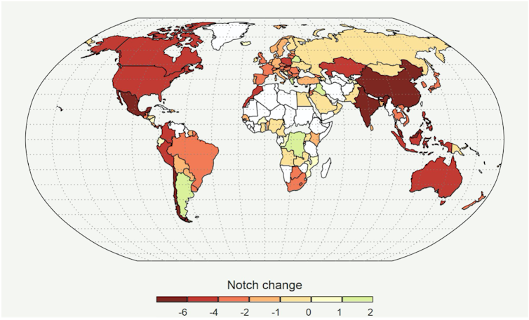 Un mapa global que muestra la disminución esperada en la calificación crediticia de cada país.