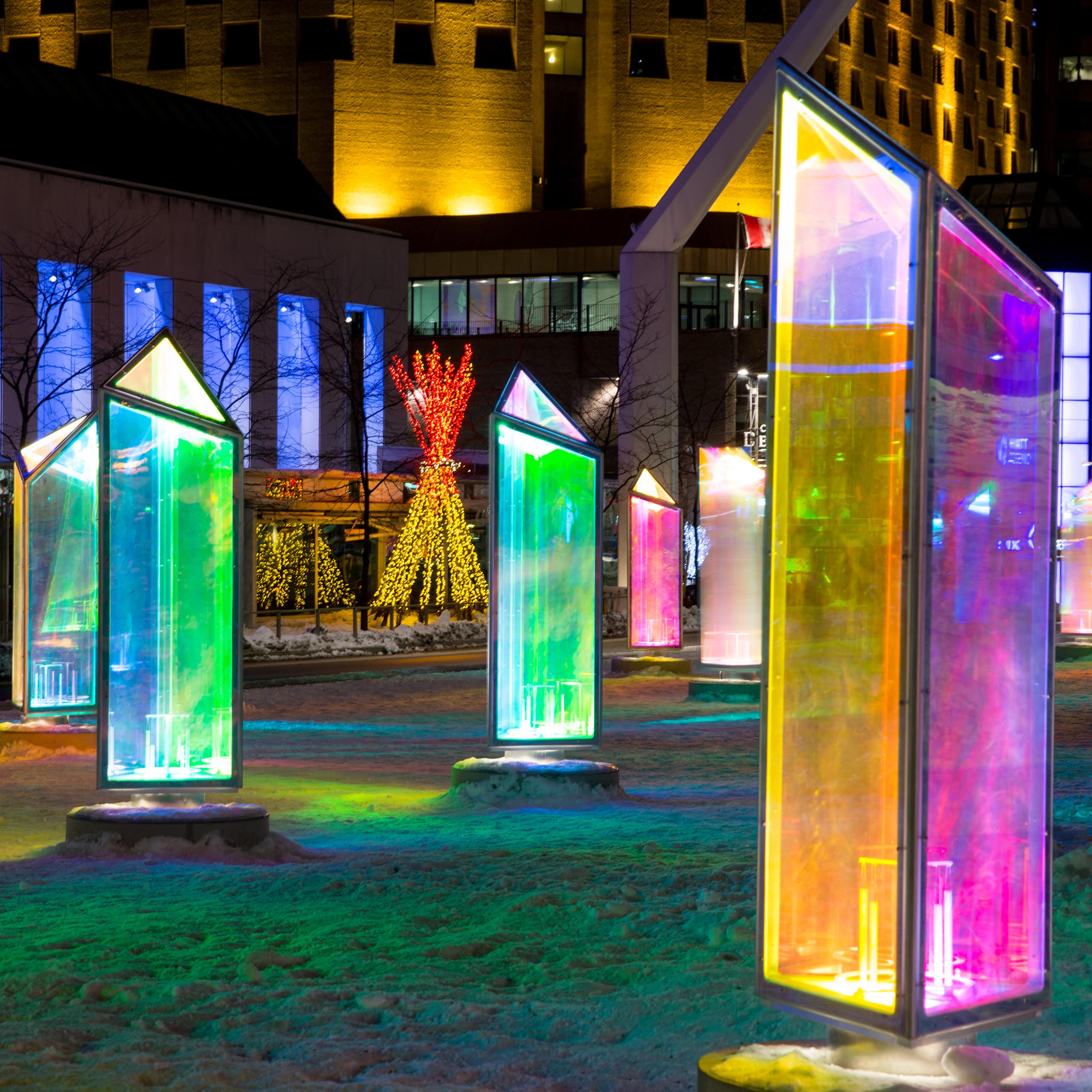 un ensemble de structures de verre multicolores prismatiques