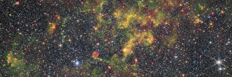 Cuando se descubrió la galaxia NGC 6822, demostraron que el universo no terminaba en la Vía Láctea. La imagen superior la ha tomado el telescopio espacial James Webb.ESA / Webb, NASA & CSA, M. Meixner, CC BY-SA